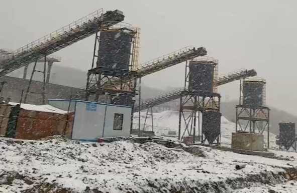 鹽城河南焊接鋼板倉工地迎來年后場雪